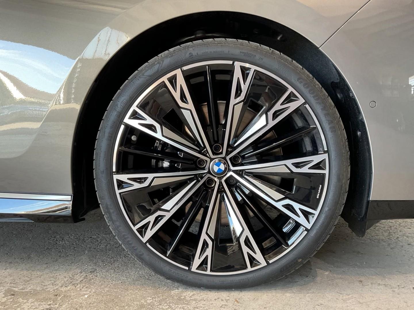 BMW 740 xDrive — fotografia originală 3 UltimateCars